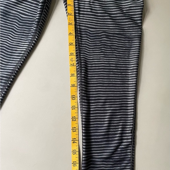 Under Armour Black‎ and Gray Capri Heat Gear Compression Leggings sz small - Picture 5 of 6